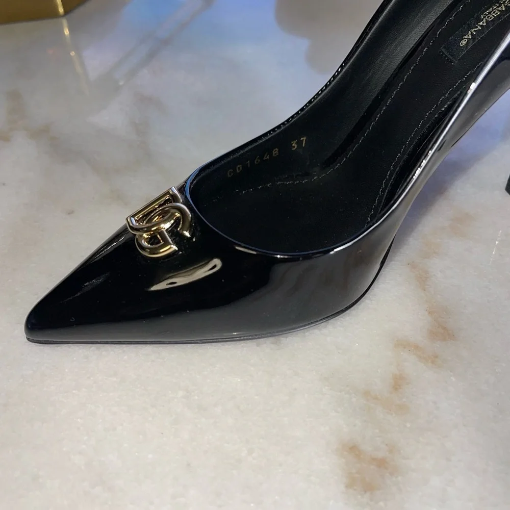 Dolce & Gabbana DG Plaque Pointed Toe Pump in Black Patent Leather New - Picture 11 of 11